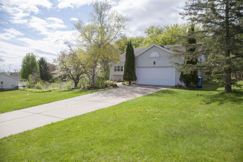 Photo of 819 Spellman STREET, Mount Horeb, WI 53572 (MLS # 2020936)