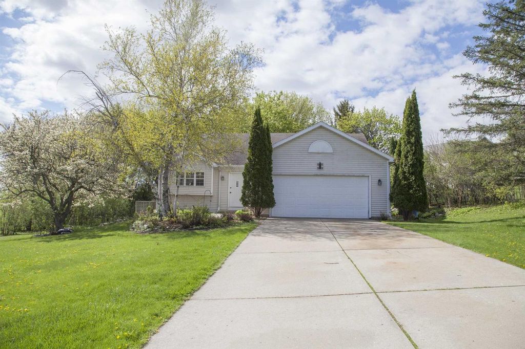 Photo of 819 Spellman STREET, Mount Horeb, WI 53572 (MLS # 2020936)