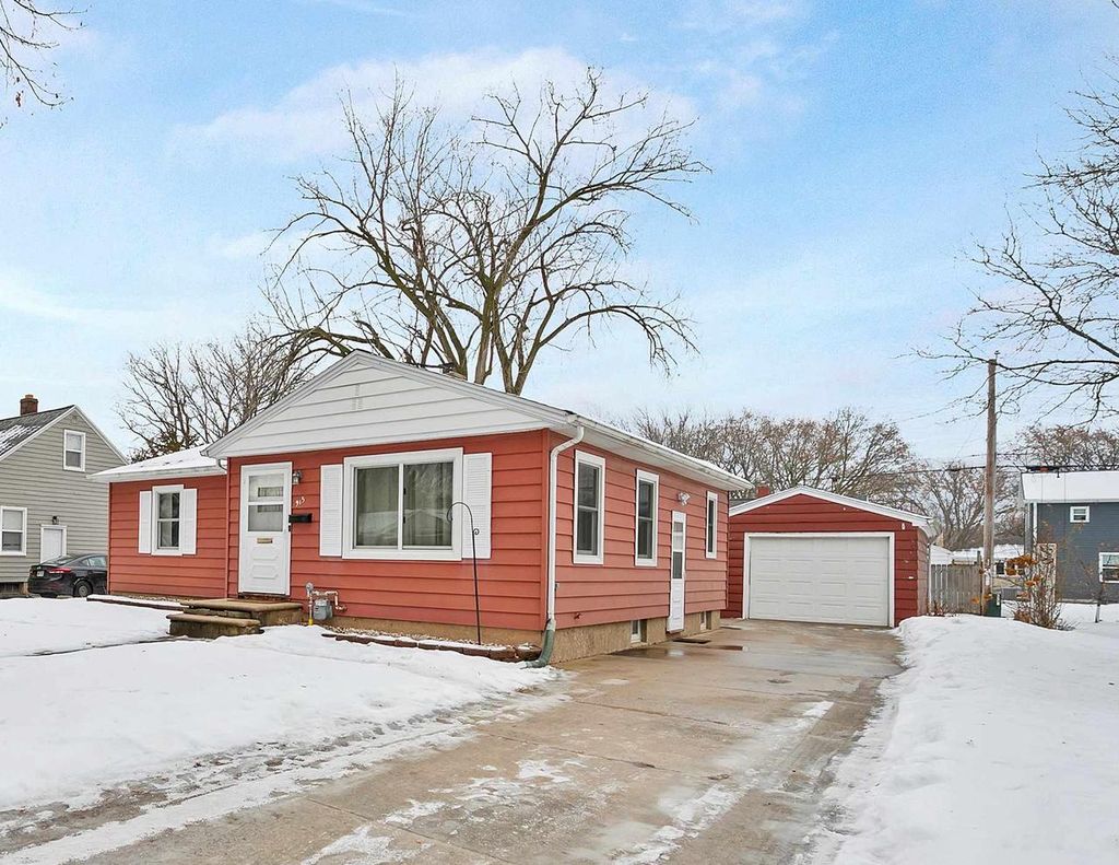 Photo of 915 Colonial AVENUE, Green Bay, WI 54304 (MLS # 50318782)