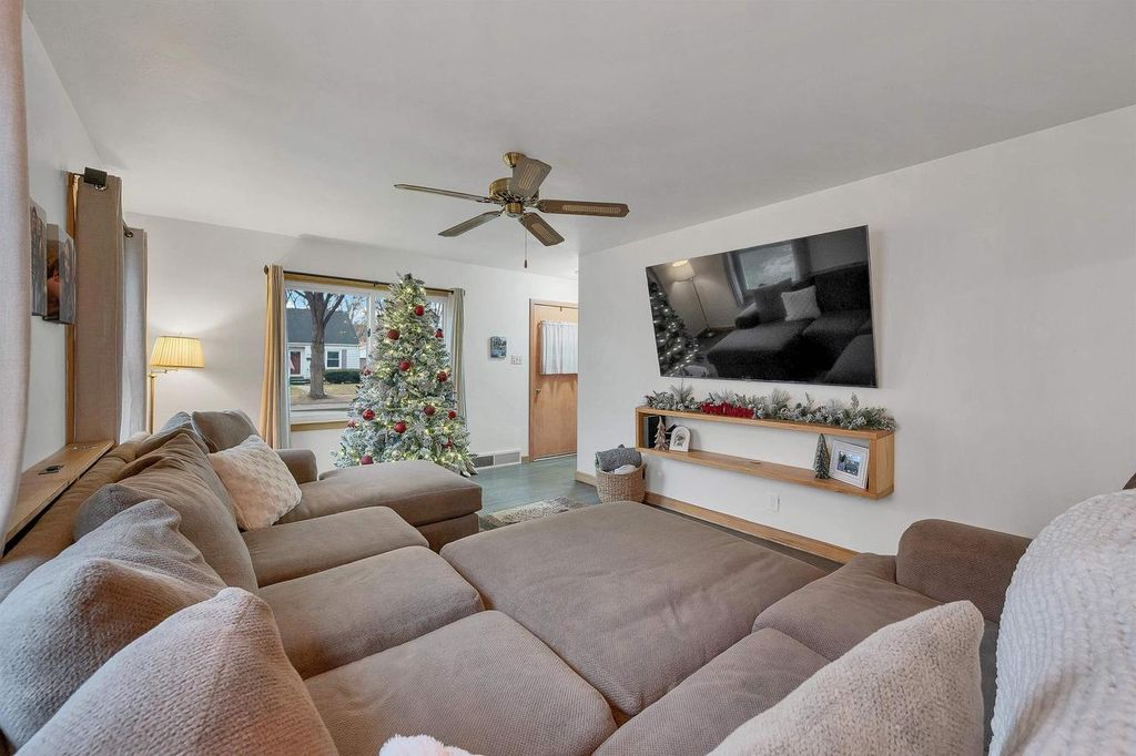 Photo of 915 Colonial AVENUE, Green Bay, WI 54304 (MLS # 50318782)