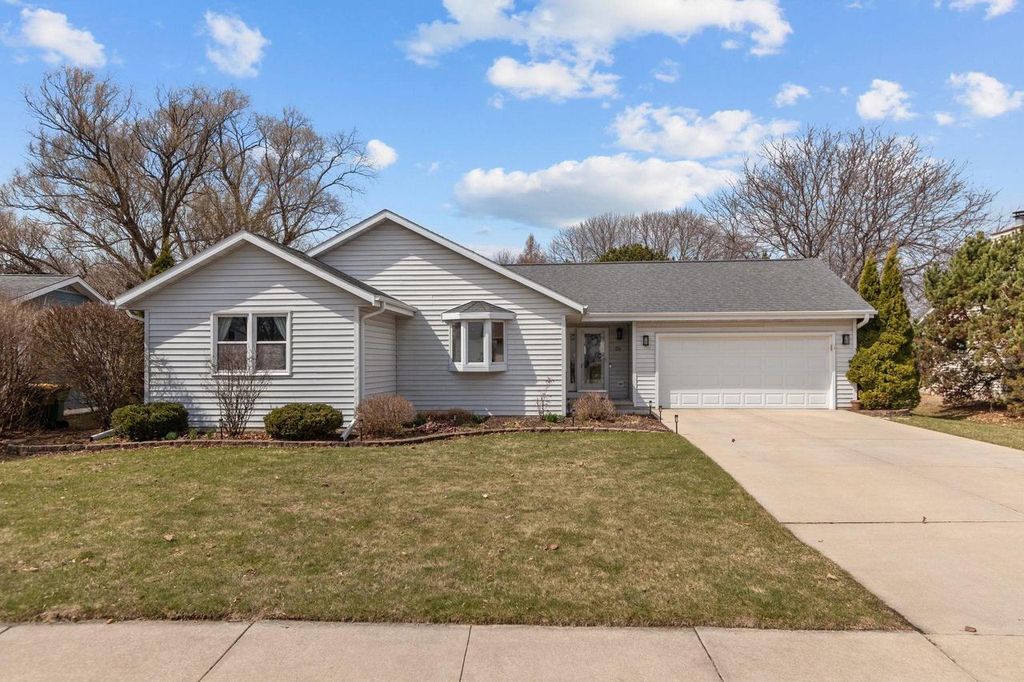 Photo of 96 University DRIVE, Fond Du Lac, WI 54935 (MLS # 50323408)
