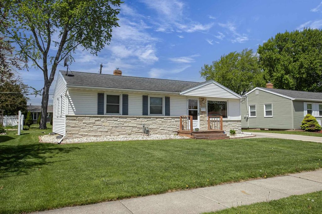 Photo of 802 Suburban DRIVE, De Pere, WI 54115 (MLS # 50326291)