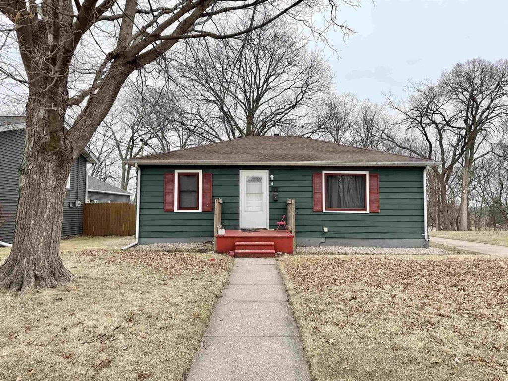Photo of 925 Brewster AVENUE, Beloit, WI 53511 (MLS # 2018135)