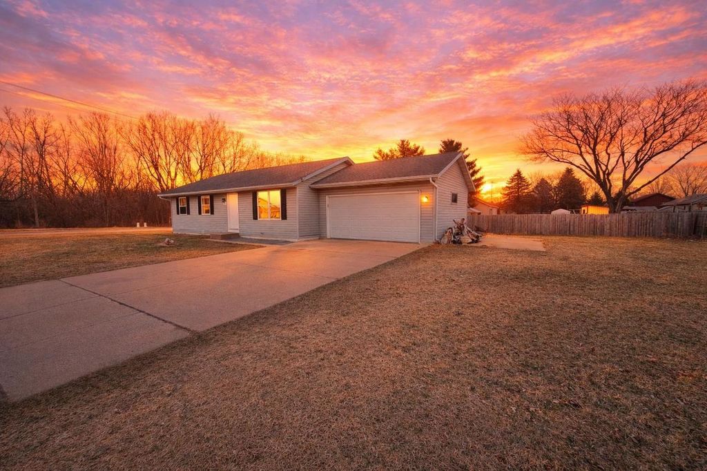 Photo of 3107 Glenbarr DRIVE, Janesville, WI 53548 (MLS # 2018508)