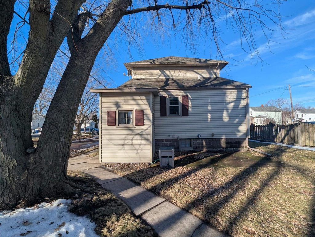 Photo of 120 Bay STREET, Oshkosh, WI 54901 (MLS # 50321594)