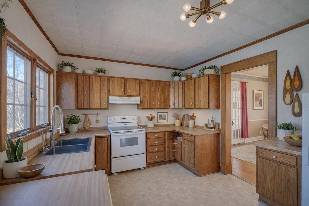 Photo of 321 S Parker DRIVE, Janesville, WI 53545 (MLS # 2019833)