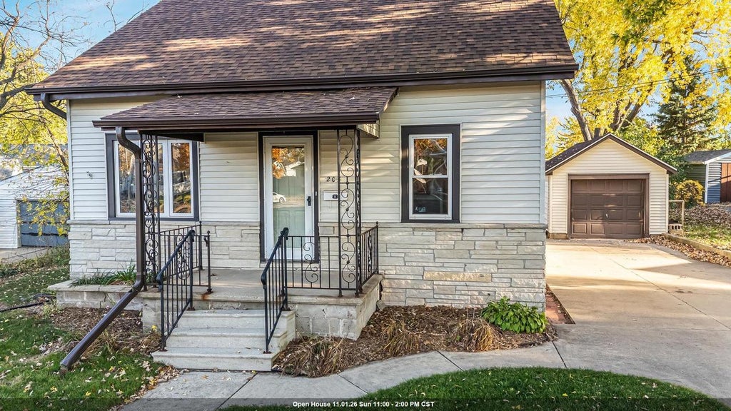 Photo of 205 Darboy ROAD, Combined Locks, WI 54113 (MLS # 50335137)