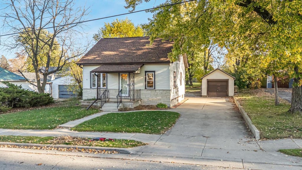 Photo of 205 Darboy ROAD, Combined Locks, WI 54113 (MLS # 50335137)