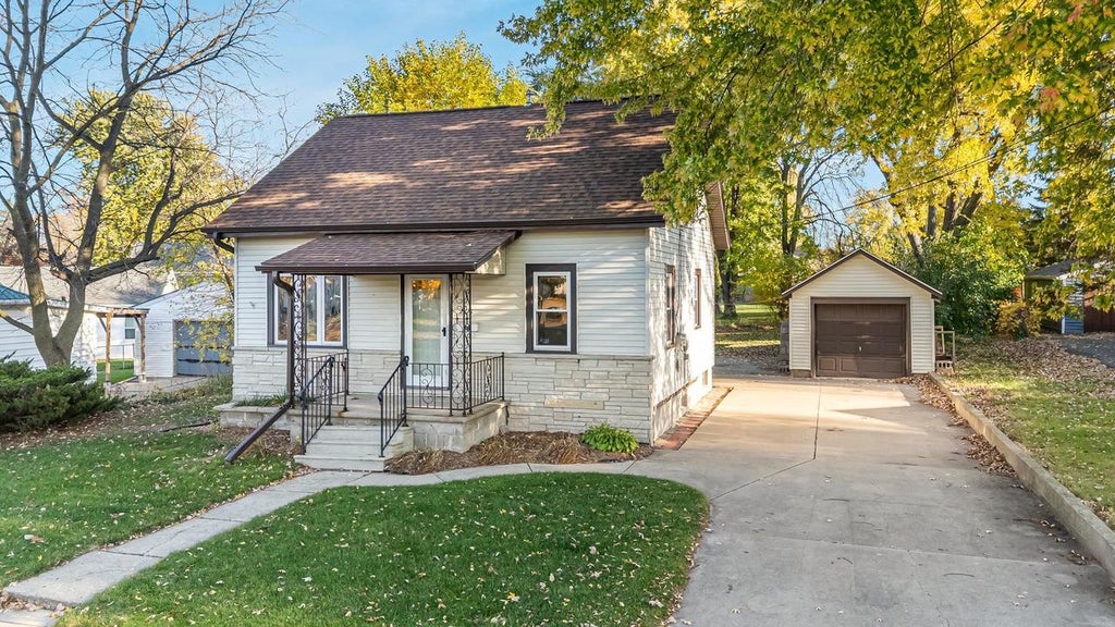 Photo of 205 Darboy ROAD, Combined Locks, WI 54113 (MLS # 50335137)