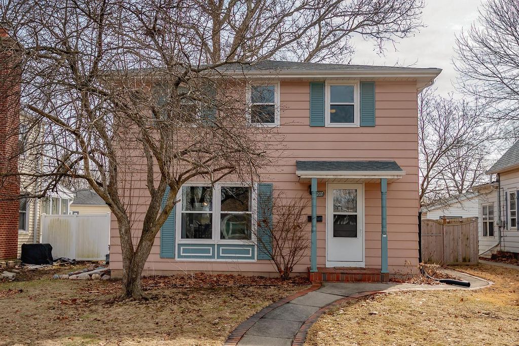 Photo of 207 Douglass AVENUE, Waukesha, WI 53186 (MLS # 1952512)