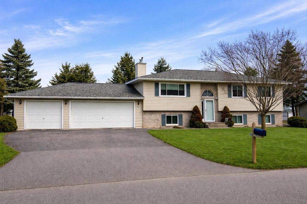 Photo of 1607 N Adams AVENUE, Marshfield, WI 54449 (MLS # 22601281)