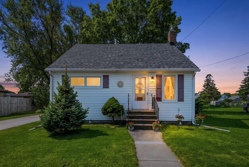 Photo of 1341 Otter AVENUE, Oshkosh, WI 54901 (MLS # 50326239)