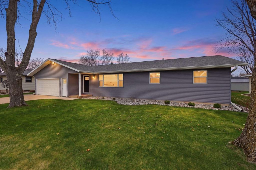 Photo of 1427 E 29th STREET, Marshfield, WI 54449 (MLS # 22602012)