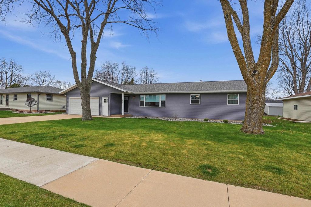 Photo of 1427 E 29th STREET, Marshfield, WI 54449 (MLS # 22602012)