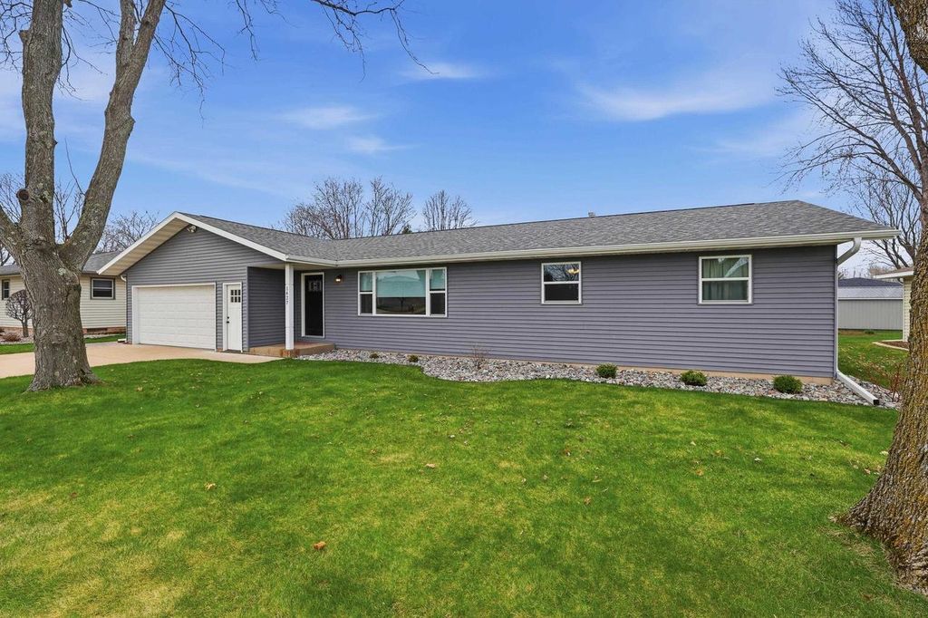 Photo of 1427 E 29th STREET, Marshfield, WI 54449 (MLS # 22602012)