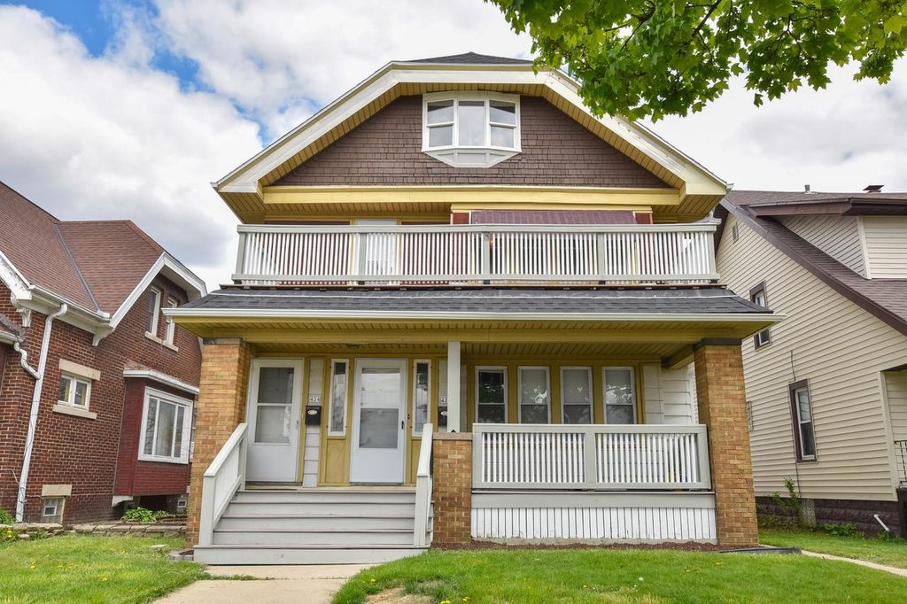 Photo of 422 W Harrison AVENUE #424, Milwaukee, WI 53207 (MLS # 1961341)