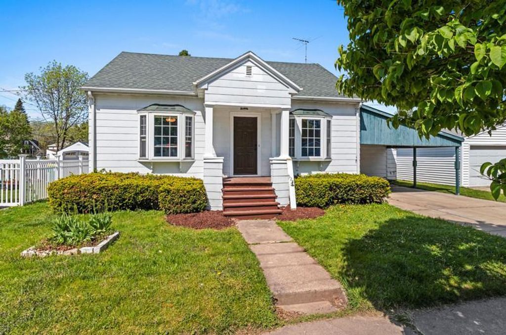 Photo of 521 Newhall STREET, Green Bay, WI 54301 (MLS # 50326018)