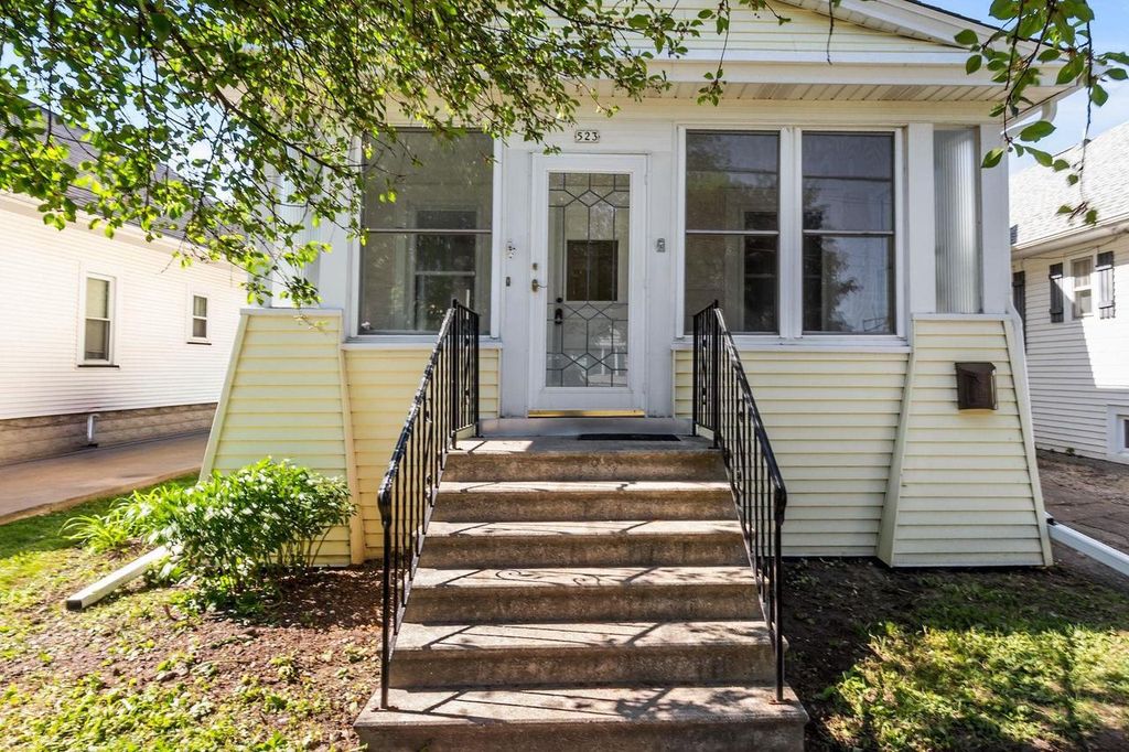 Photo of 523 W Bent AVENUE, Oshkosh, WI 54901 (MLS # 50326415)
