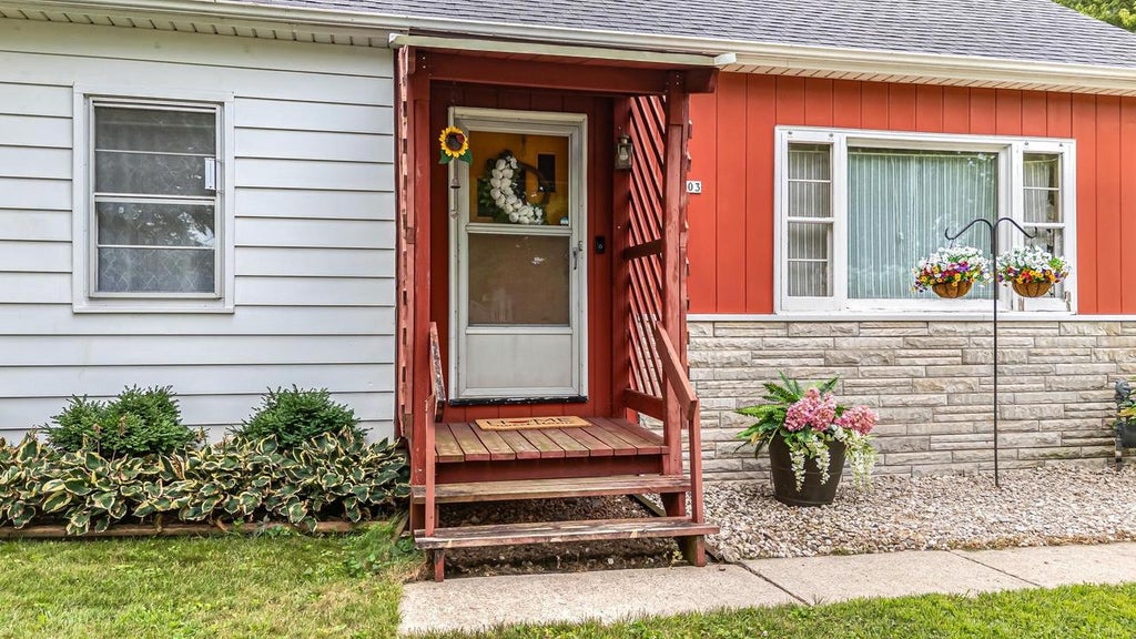 Photo of 1303 Faust AVENUE, Oshkosh, WI 54902 (MLS # 50330865)