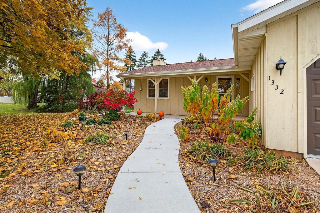 Photo of 1332 Liberty COURT, Neenah, WI 54956 (MLS # 50318024)