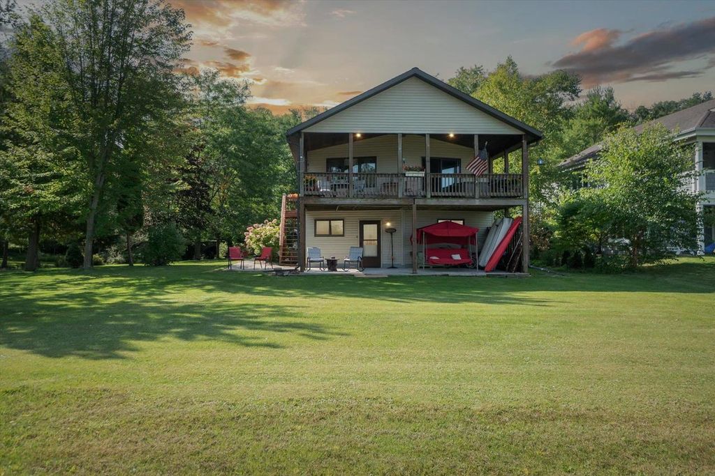 Photo of W954 Spring Grove ROAD, Green Lake, WI 54971 (MLS # 2008148)