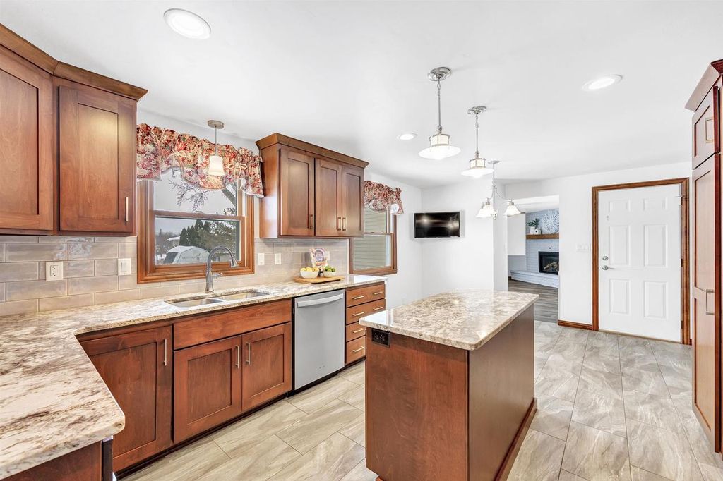 Photo of 550 Edelweiss DRIVE, Green Bay, WI 54302 (MLS # 50322418)