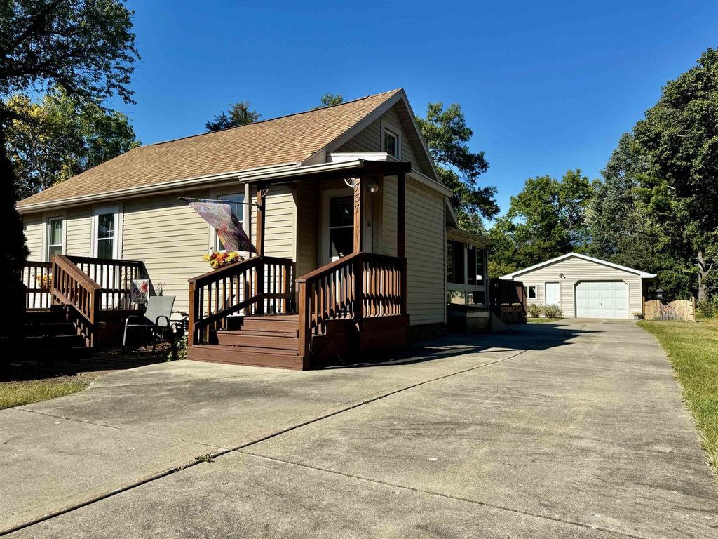 Photo of 737 E Briar LANE, Beloit, WI 53511 (MLS # 2010436)