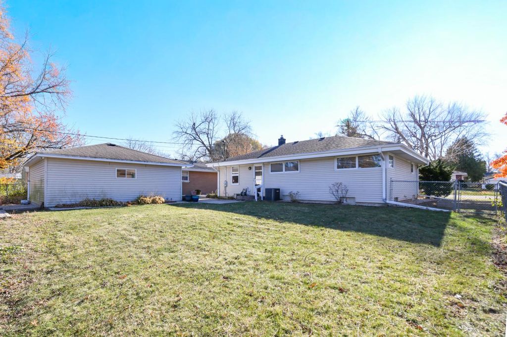 Photo of 5732 W Fountain AVENUE, Milwaukee, WI 53223 (MLS # 1943175)