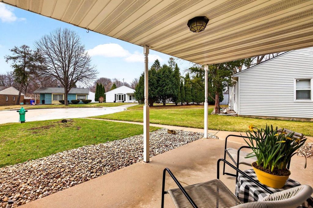 Photo of 22 Johnson COURT, Appleton, WI 54915 (MLS # 50323385)