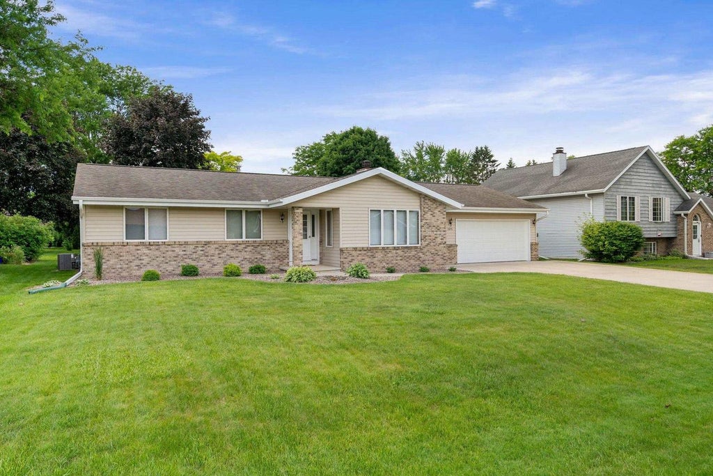 Photo of 2615 W Sunnyview CIRCLE, Appleton, WI 54914 (MLS # 50327658)