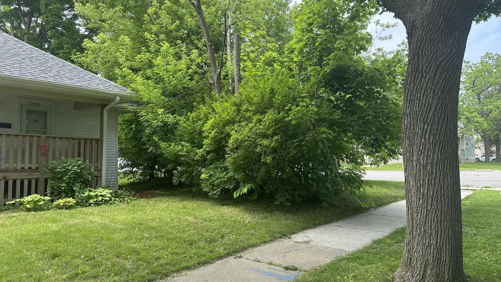 Photo of 5565 N 38th STREET, Milwaukee, WI 53209 (MLS # 1943874)