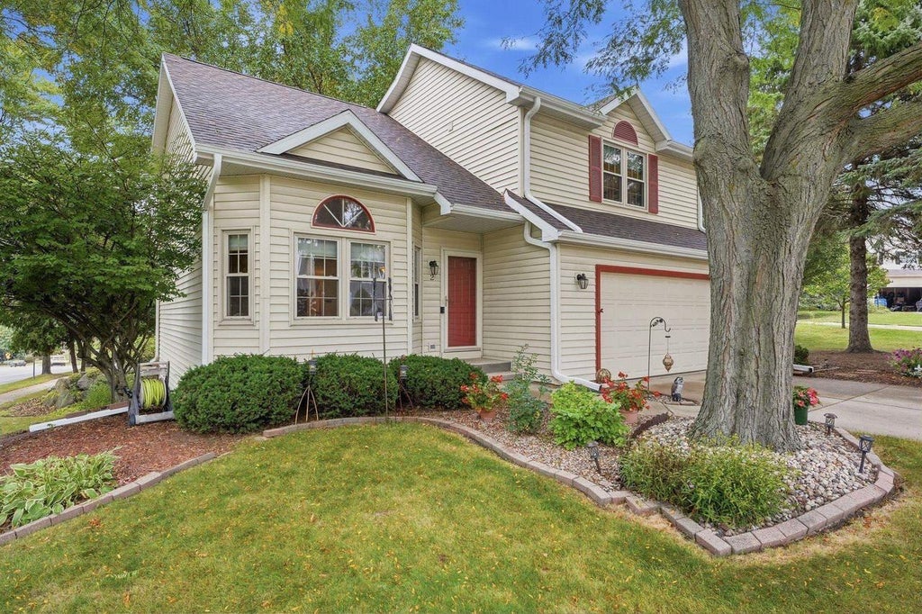 Photo of 2 Cottonwood CIRCLE, Madison, WI 53704 (MLS # 2032478)