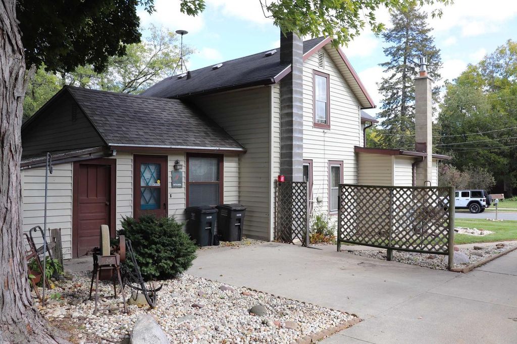 Photo of N84W18113 Imperial COURT, Menomonee Falls, WI 53051 (MLS # 1944890)