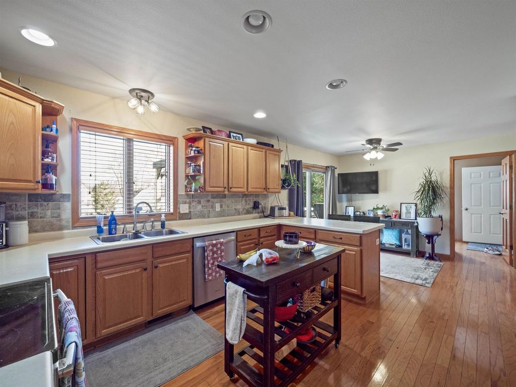 Photo of 833 Woodland CIRCLE, Waupaca, WI 54981 (MLS # 50320157)