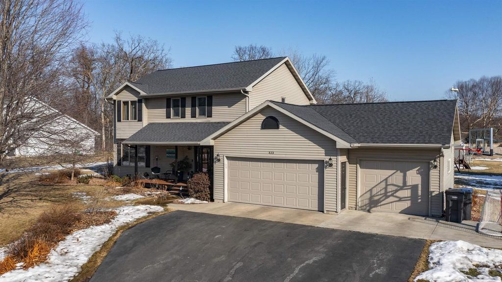 Photo of 833 Woodland CIRCLE, Waupaca, WI 54981 (MLS # 50320157)