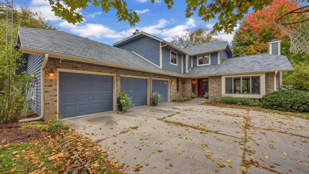 Photo of 705 River Oaks DRIVE, Sheboygan Falls, WI 53085 (MLS # 1984919)
