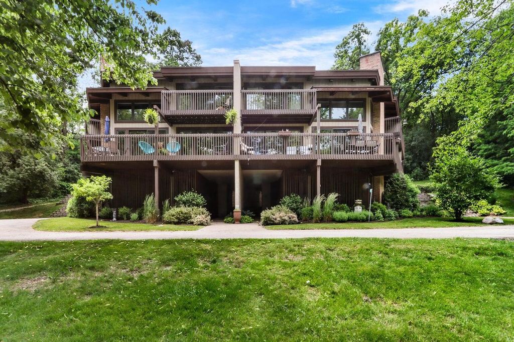 Photo of 850 Hillside DRIVE #GG1, Fontana, WI 53125 (MLS # 1945254)