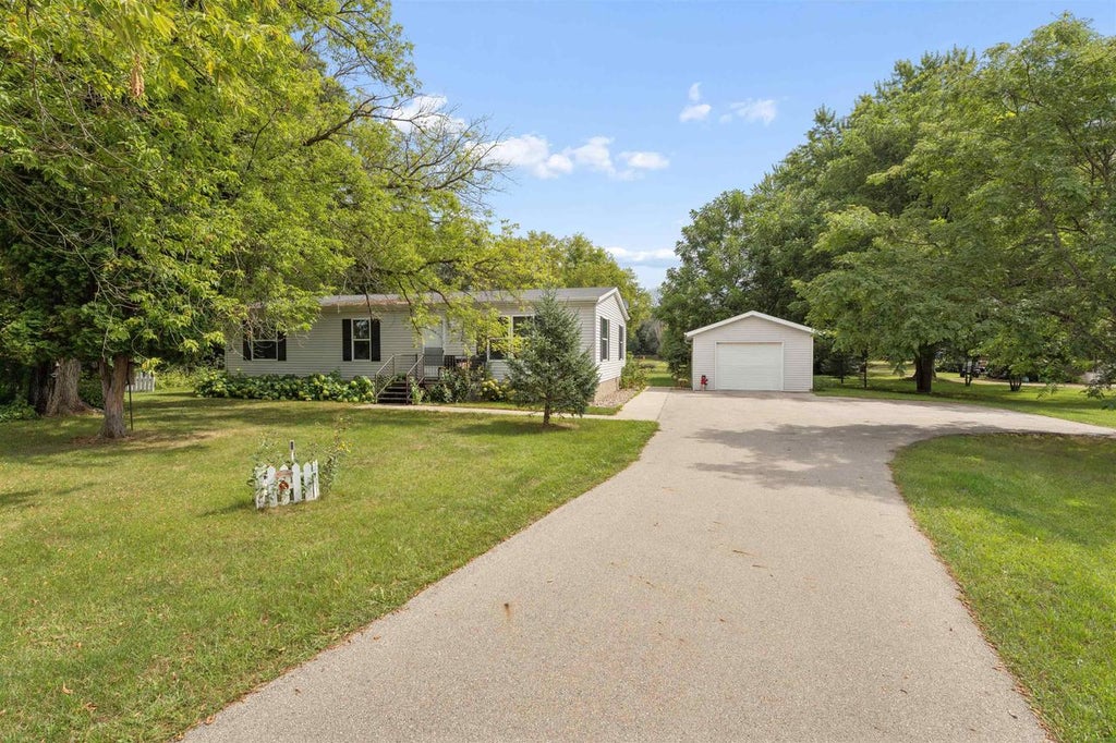 Photo of N3356 County Road W RD, New London, WI 54961 (MLS # 50331959)