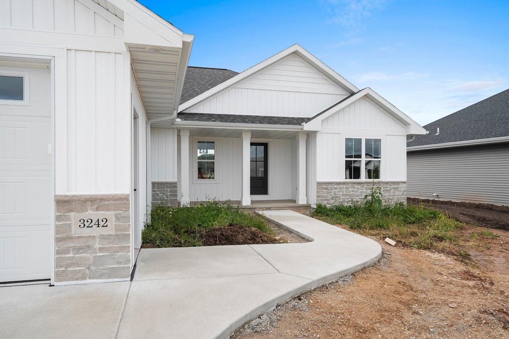 Photo of 3242 Willow ROAD, Green Bay, WI 54311 (MLS # 50326400)