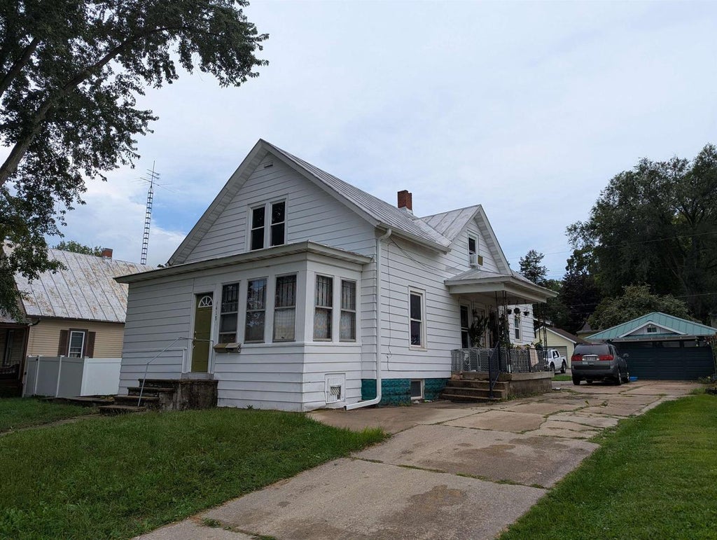 Photo of 418-418 1/2 8th AVENUE, Baraboo, WI 53913 (MLS # 2032201)