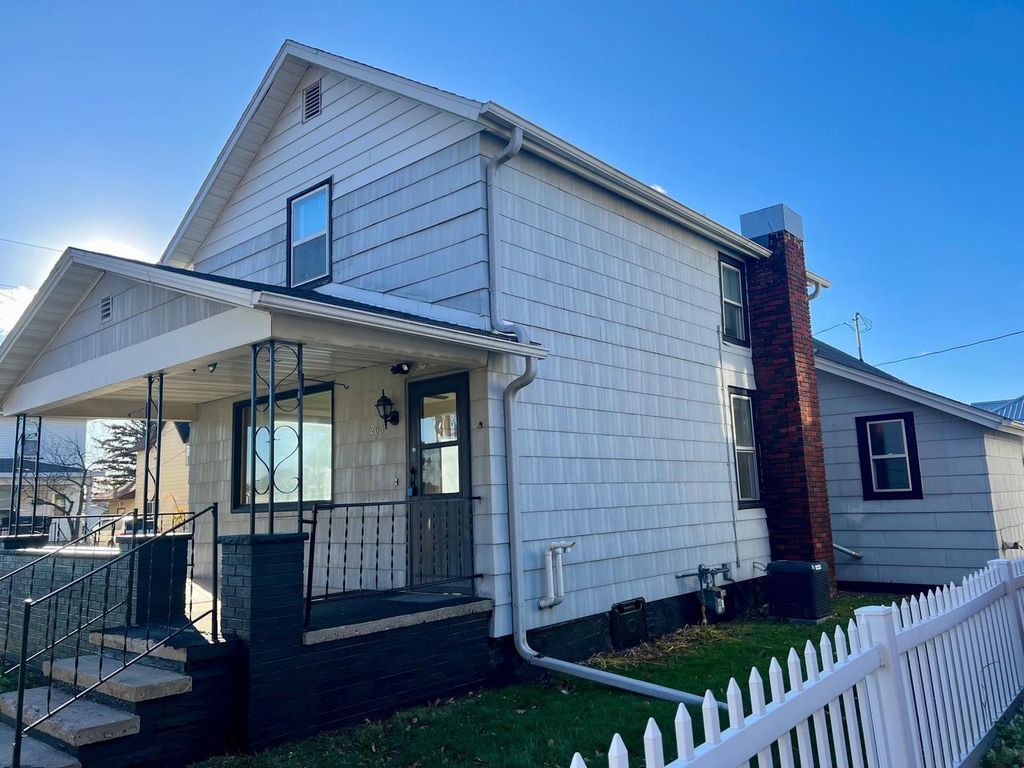 Photo of 200 N Walnut AVENUE, Marshfield, WI 54449 (MLS # 22505311)