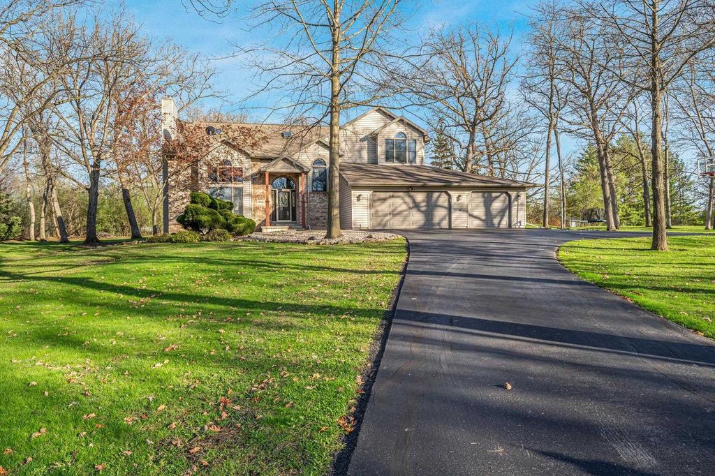 Photo of 1840 Crown DRIVE, Oshkosh, WI 54904 (MLS # 50324332)