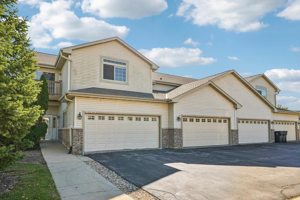 Photo of W197N16873 Stonewall DRIVE, Jackson, WI 53037 (MLS # 1984343)