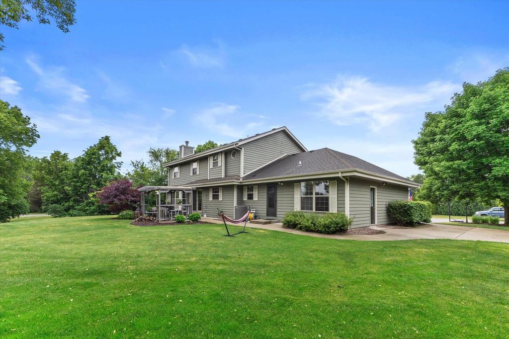 Photo of W147N7026 Woodland DRIVE, Menomonee Falls, WI 53051 (MLS # 1967116)