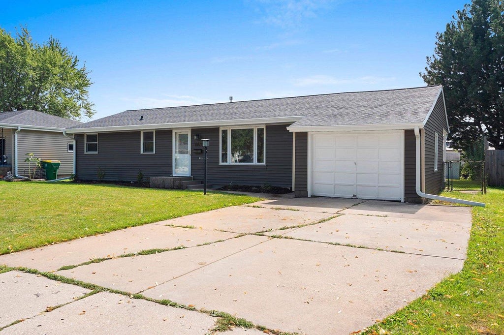 Photo of 1682 Debra LANE, Green Bay, WI 54302 (MLS # 50332145)