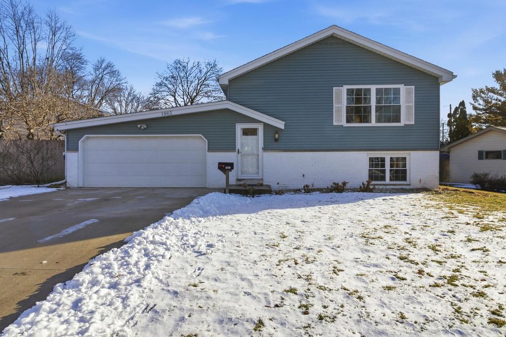 Photo of 1963 Cascade DRIVE, Waukesha, WI 53188 (MLS # 1947106)