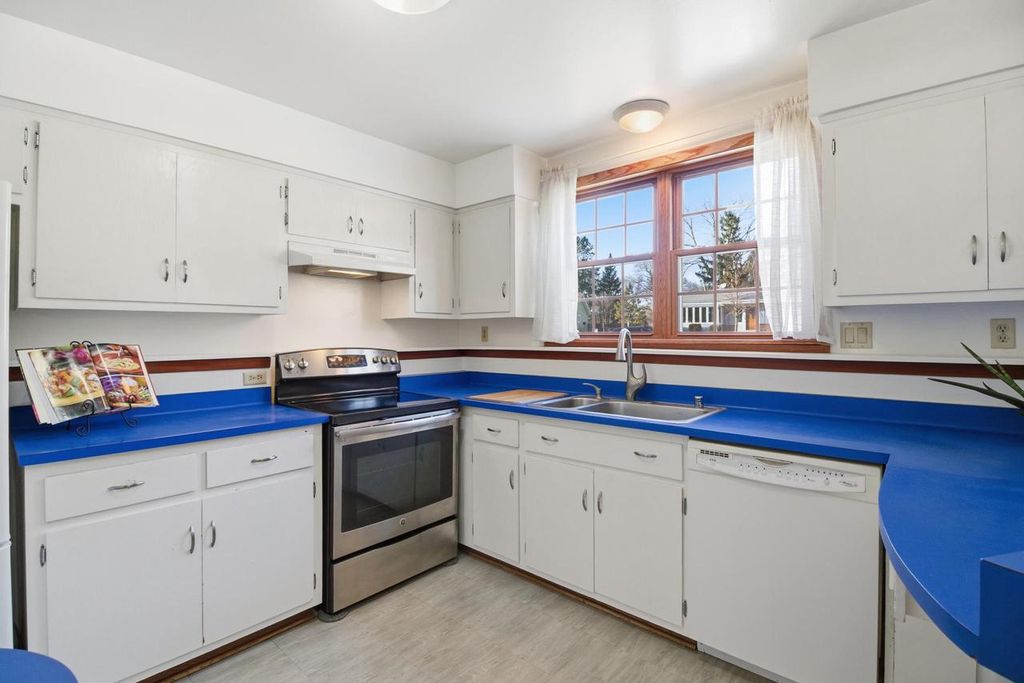 Photo of 1963 Cascade DRIVE, Waukesha, WI 53188 (MLS # 1947106)