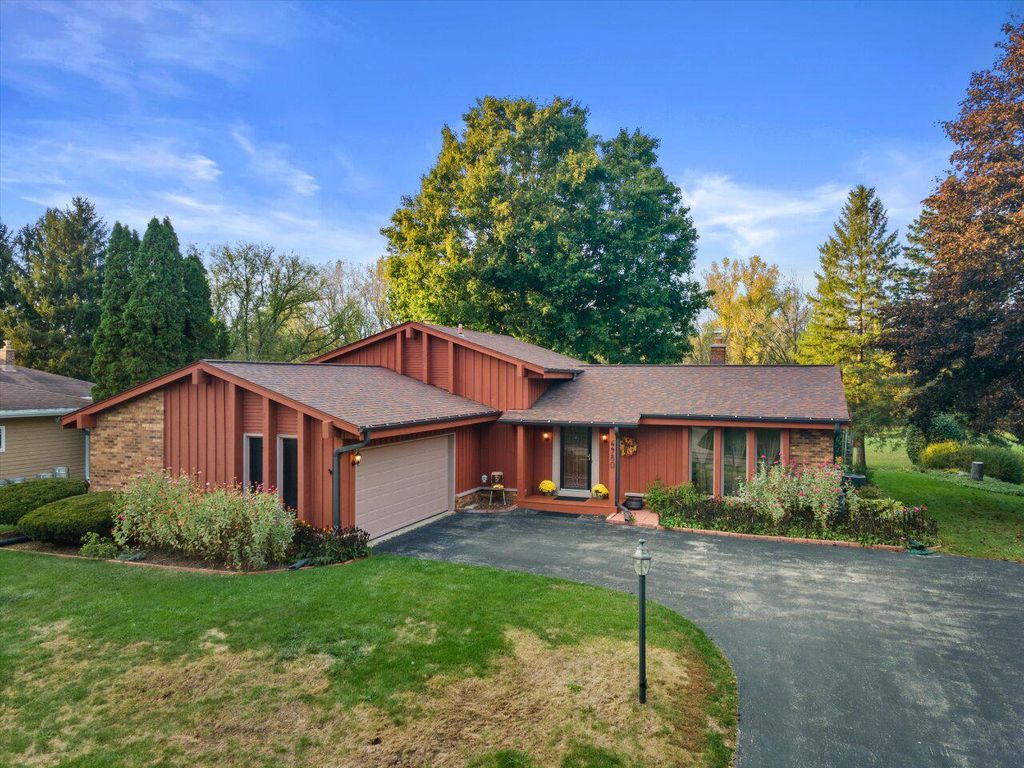 Photo of 6980 Horizon DRIVE, Greendale, WI 53129 (MLS # 1939187)