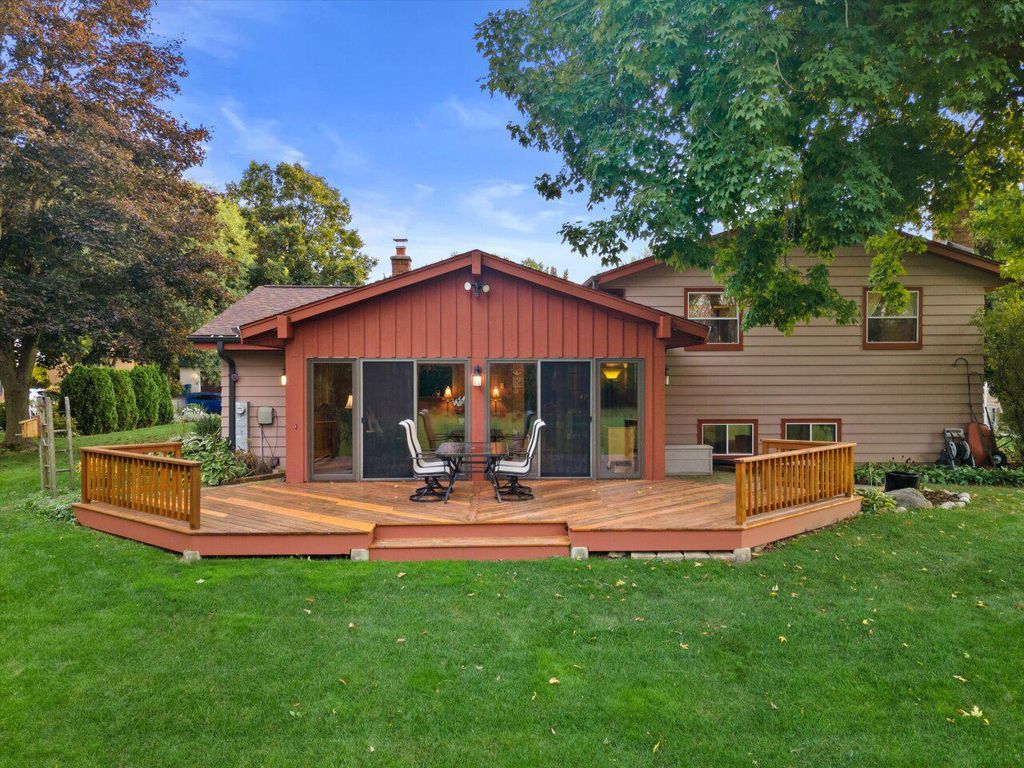 Photo of 6980 Horizon DRIVE, Greendale, WI 53129 (MLS # 1939187)