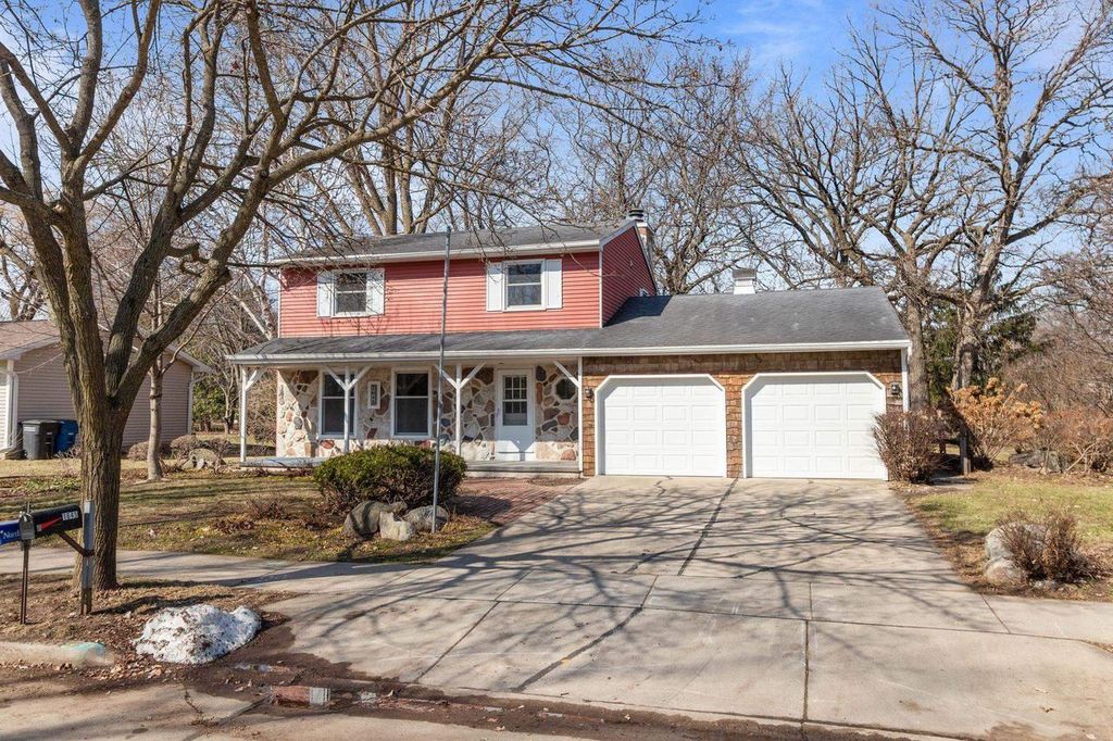 Photo of 1645 Crestview DRIVE, Oshkosh, WI 54904 (MLS # 50322929)